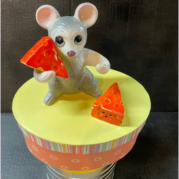 VINTAGE SALT & PEPPER SHAKERS - “THE MICE and THEIR CHEESE” - Picture 2 of 4
